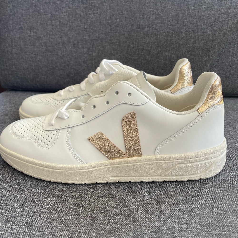 VEJA V-10 Leather Sneakers/ Extra white & Platine Silver/ Women’s SZ 9